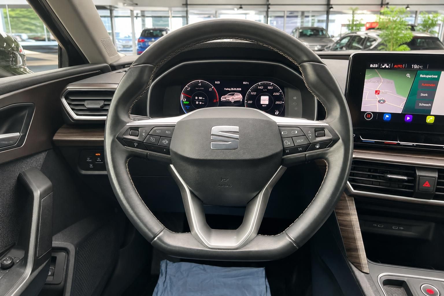 Lenkrad und Cockpit mit digitalem Display im SEAT Innenraum