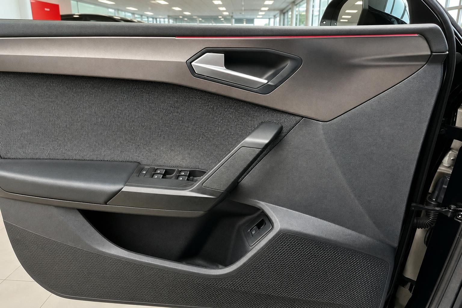 Tuerverkleidung mit Griff und Fensterheber im Fahrzeuginterieur
