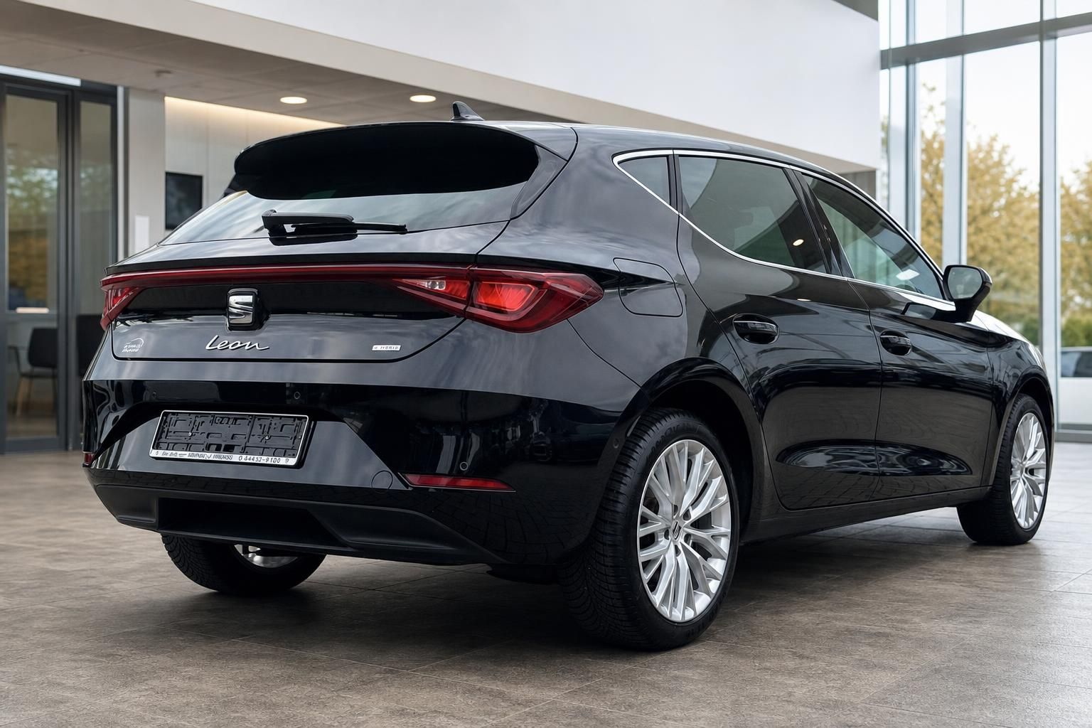 SEAT Leon e-Hybrid schwarz Heckansicht mit Alufelgen im Autohaus