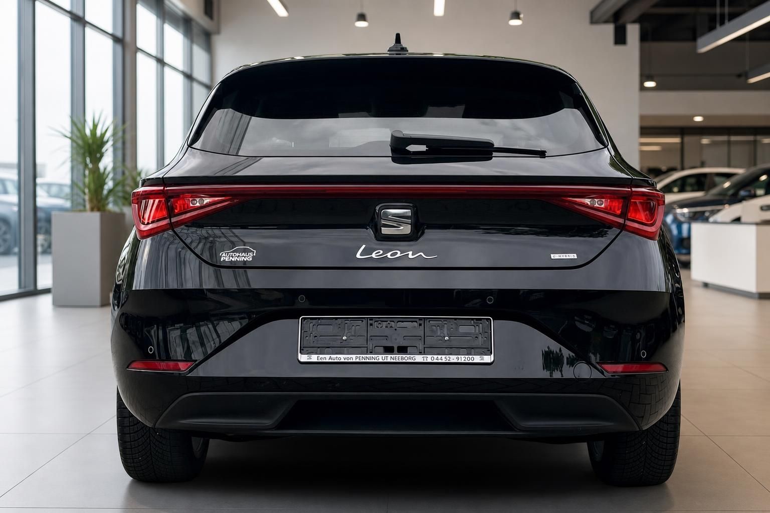 SEAT Leon C-Hybrid schwarz Heckansicht mit LED-Ruecklichtern