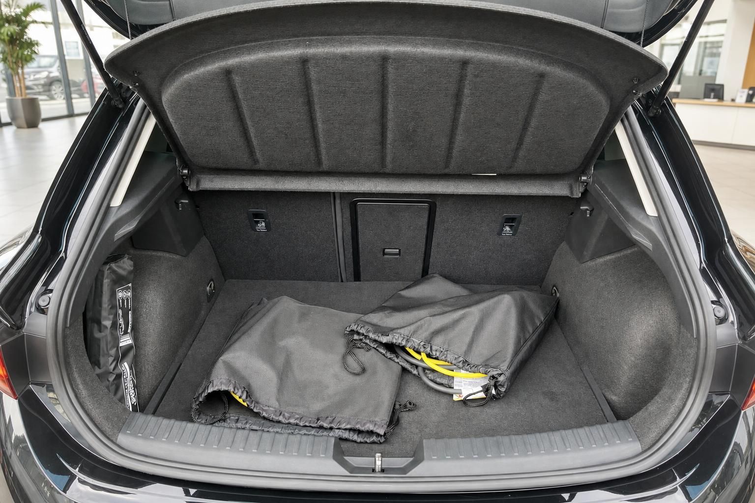 Kofferraum des SEAT Leon mit Ladeboden und Zubehoertaschen
