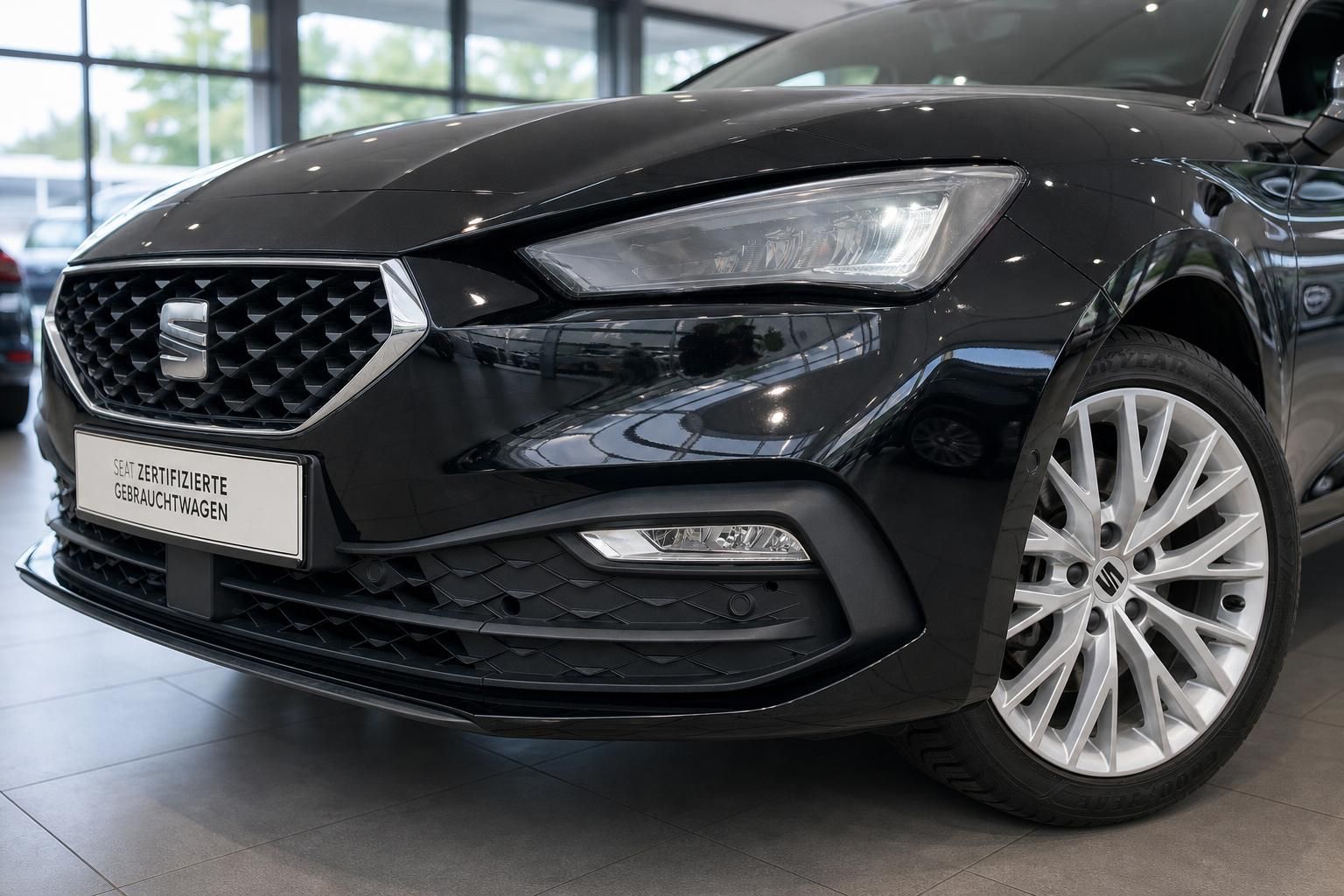 Seat Frontpartie schwarz mit LED-Scheinwerfer und Alufelgen im Detail