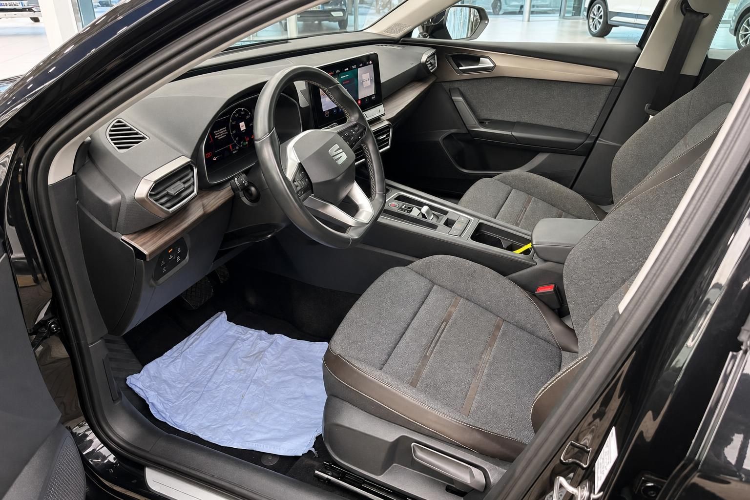 Seat Fahrerseite Innenraum mit Sitzen, Lenkrad und Armaturenbrett