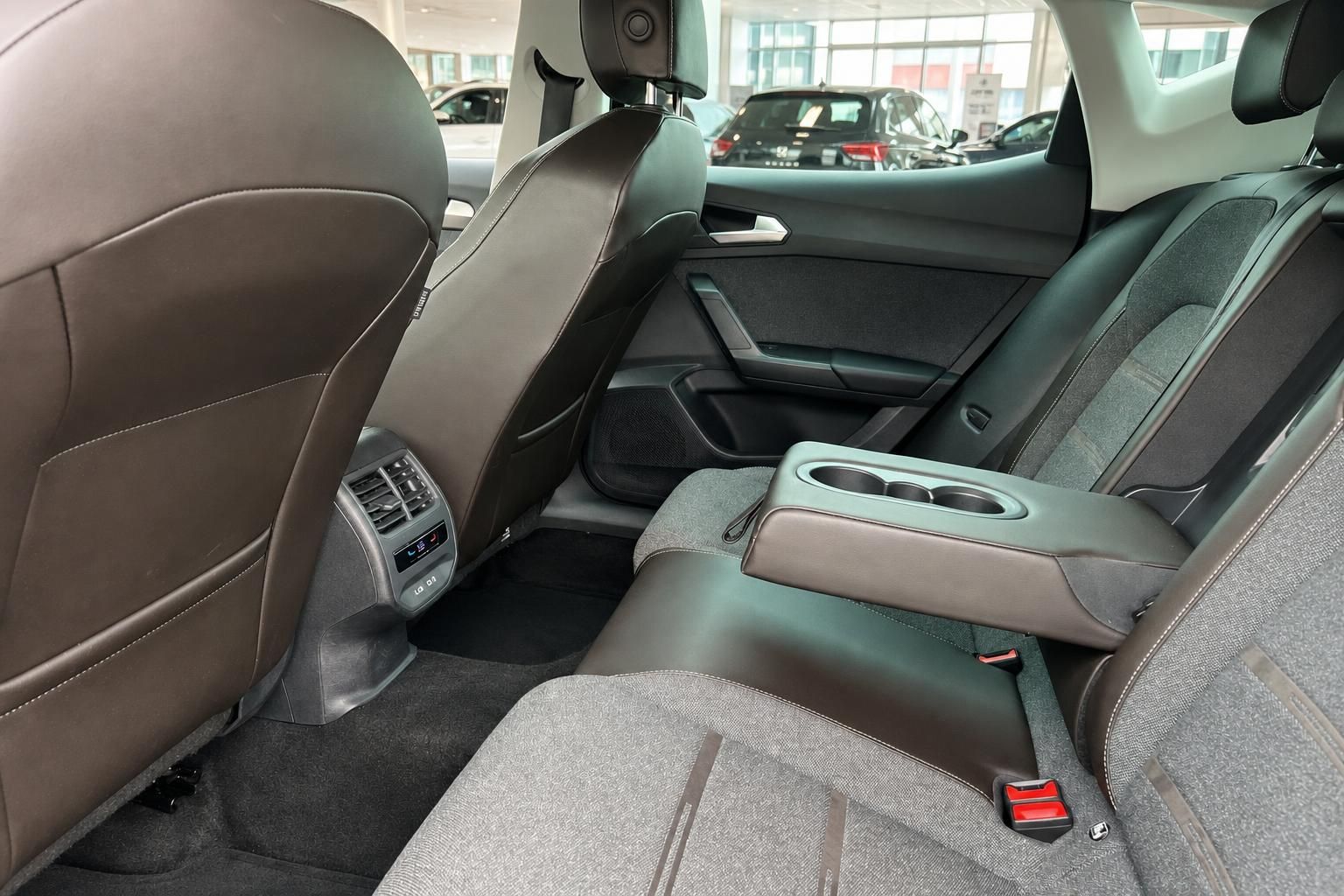 Fondsitze mit Lederausstattung und Mittelarmlehne im Seat Innenraum