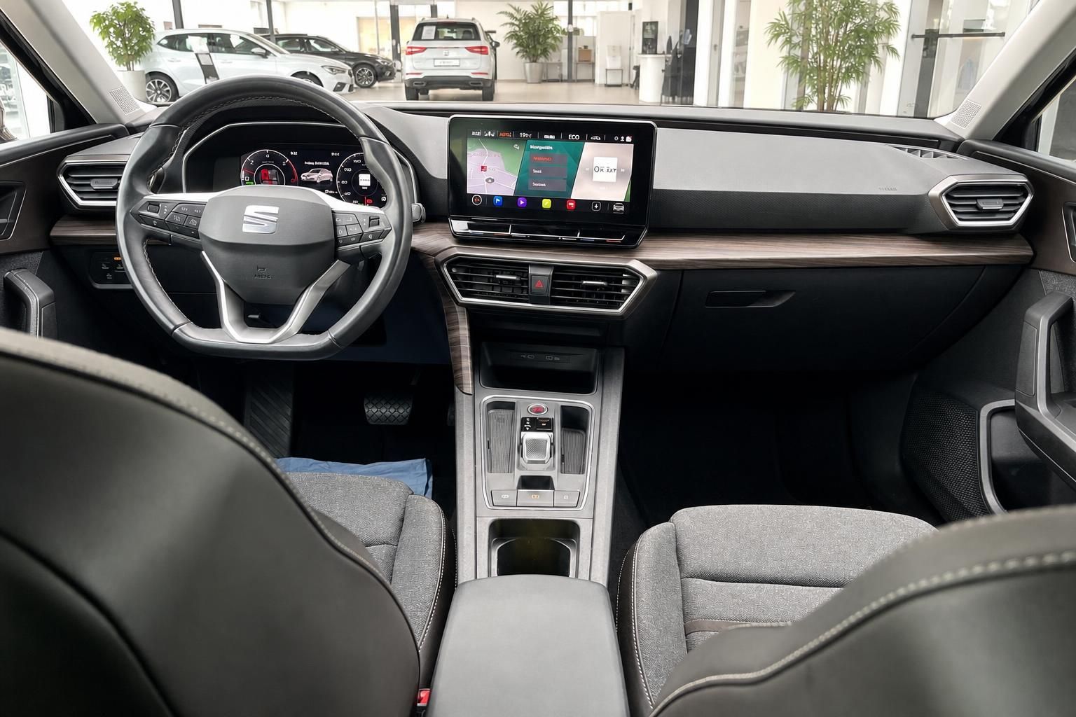 Seat Cockpit mit Lenkrad, Digitaltacho und Touchscreen Navigation