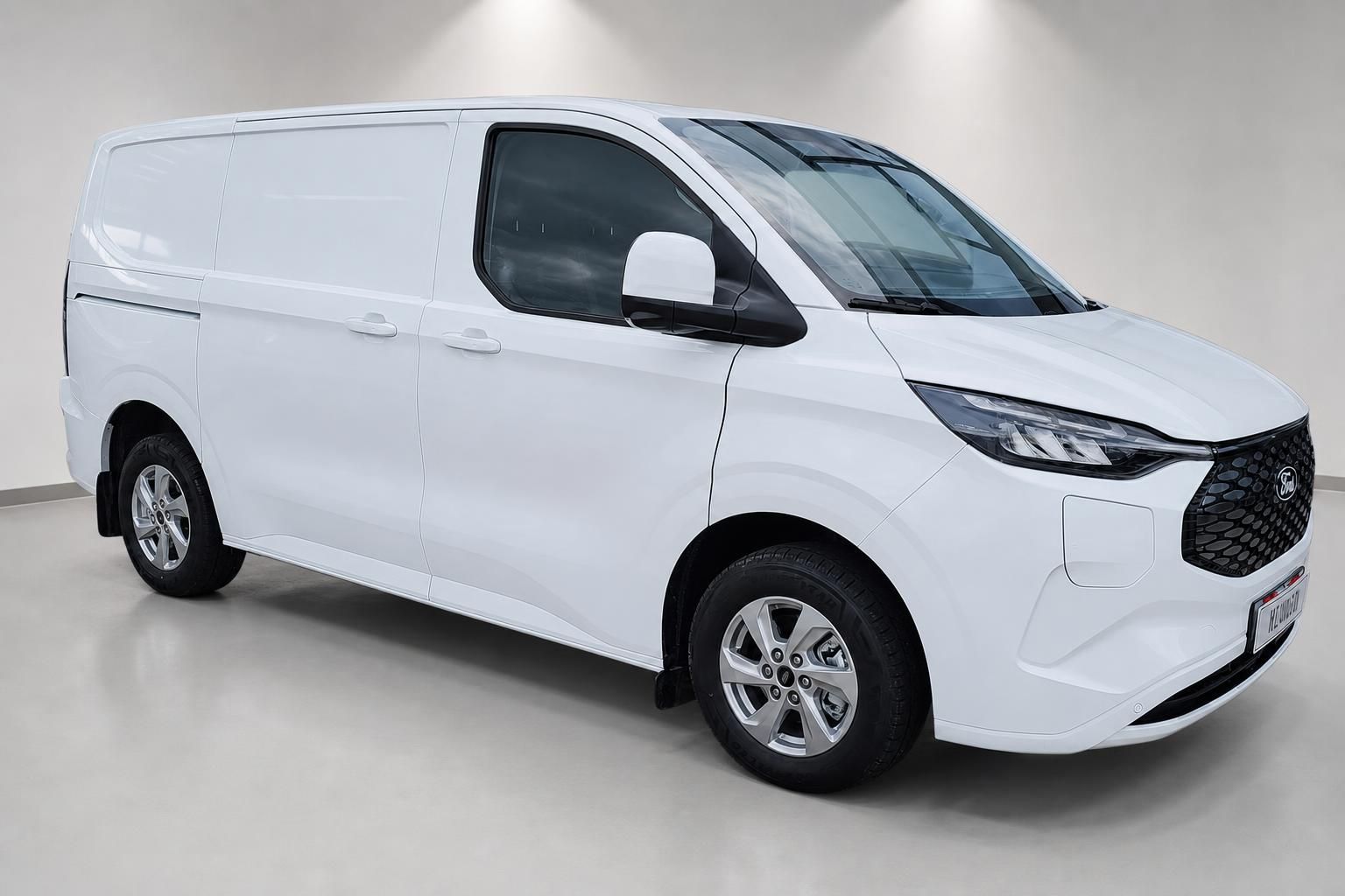 Ford Transit Custom weiß, Frontansicht schräg im Studio