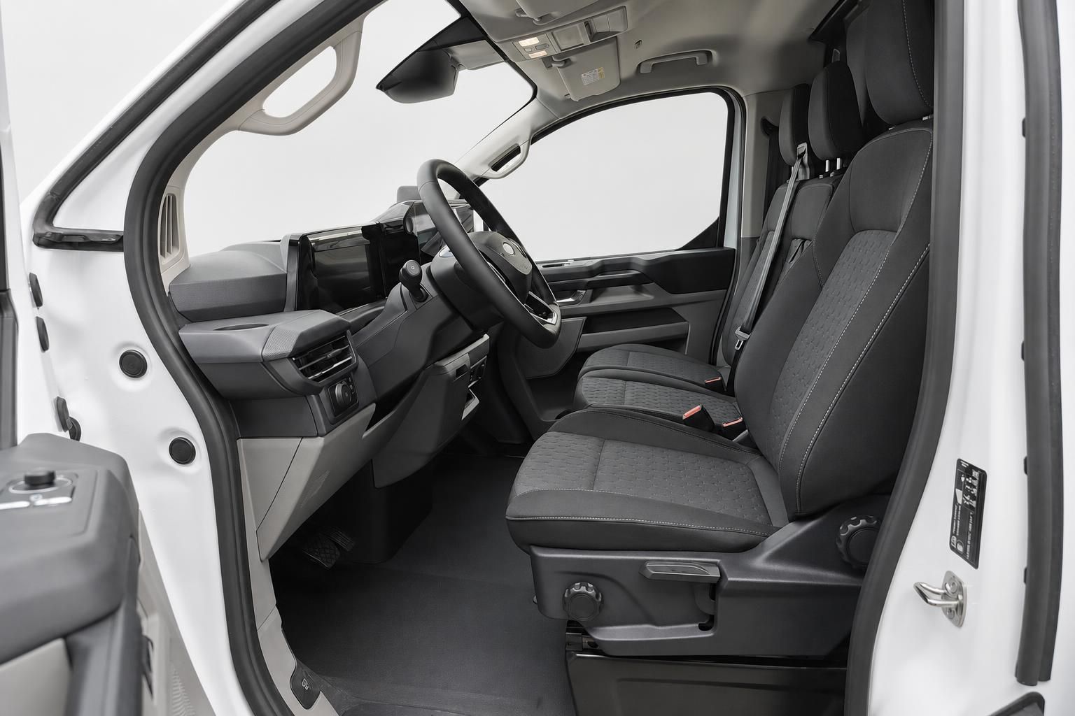 Ford Transit Innenraum Fahrersitz und Cockpit mit Blick durch Fahrertür