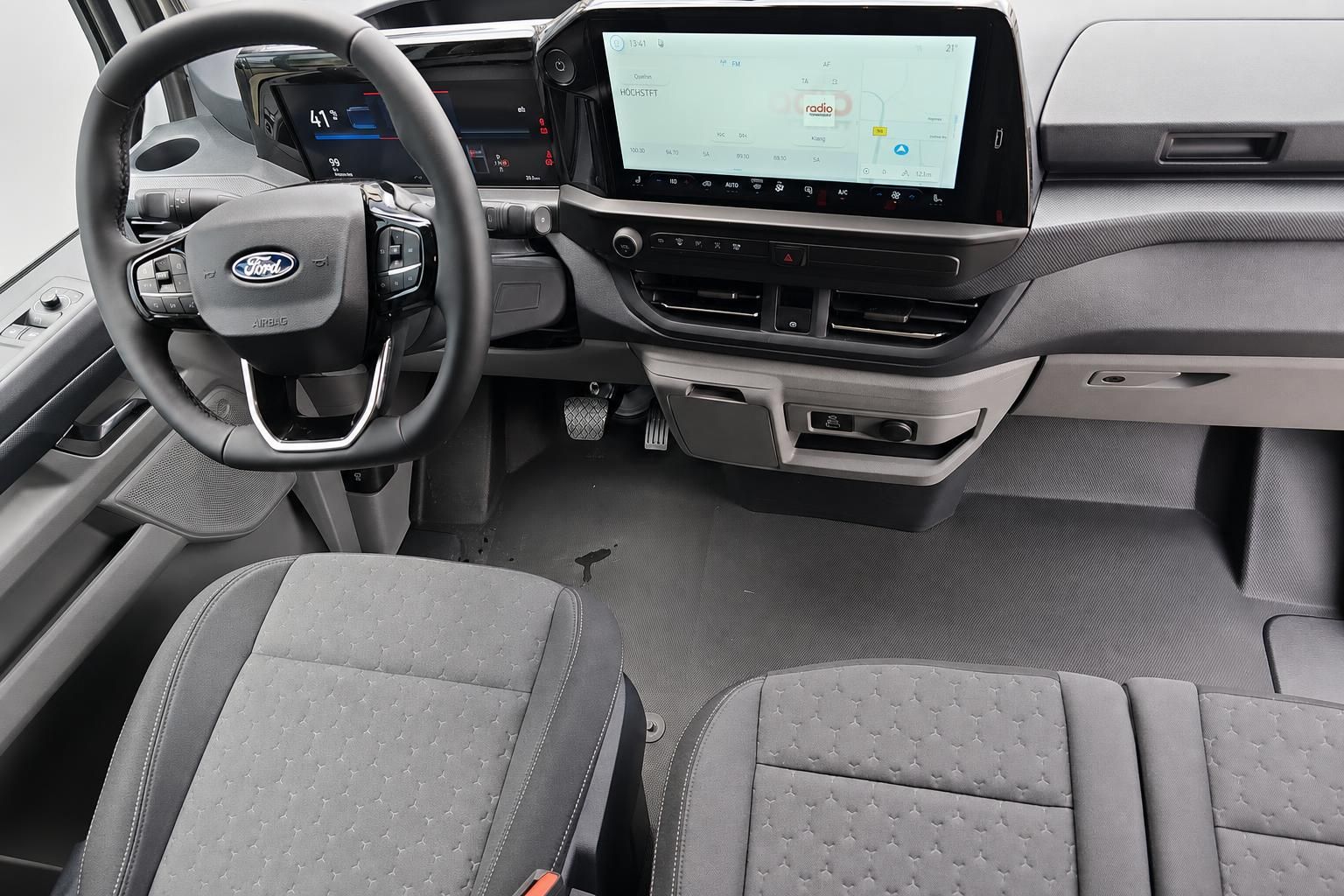 Ford Transit Cockpit mit Lenkrad, Touchscreen und Vordersitzen