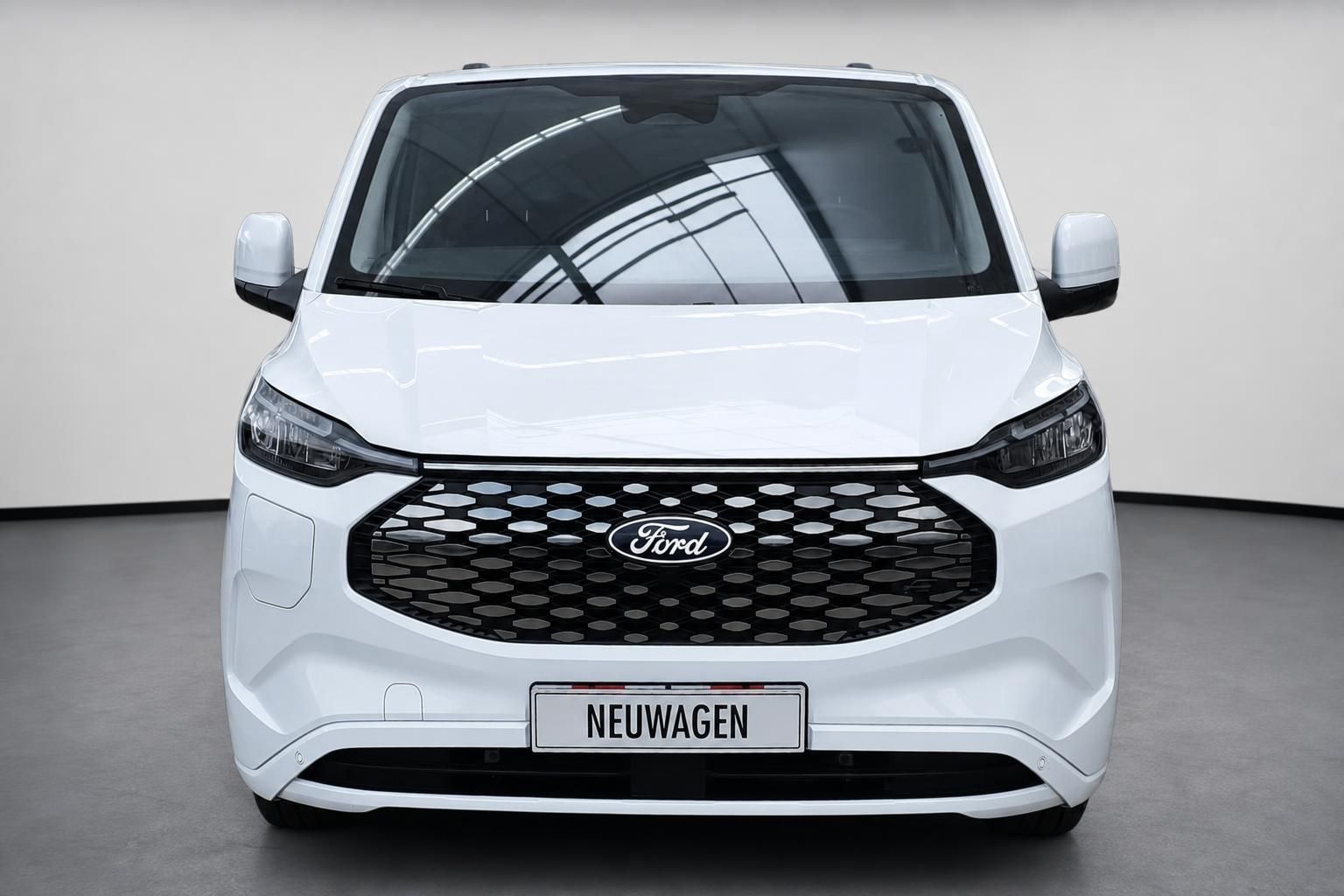 Ford Transit Custom Frontansicht weiß mit Kühlergrill und Logo