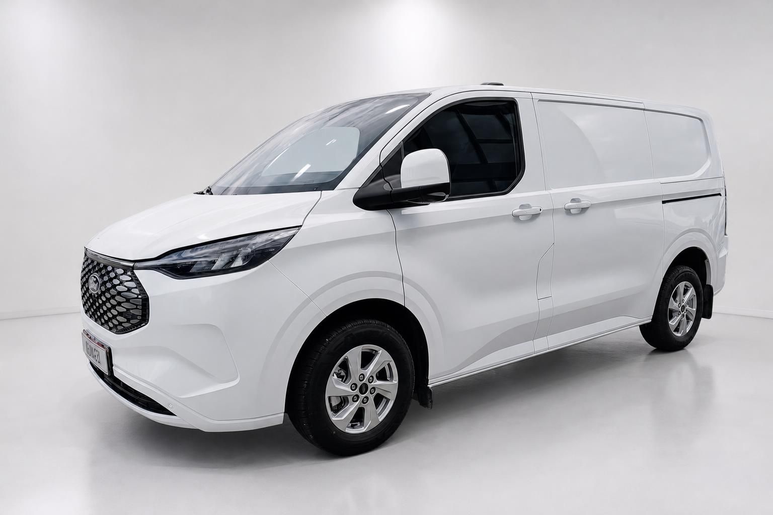 Ford Transit Custom weiß Frontansicht schräg im Studio