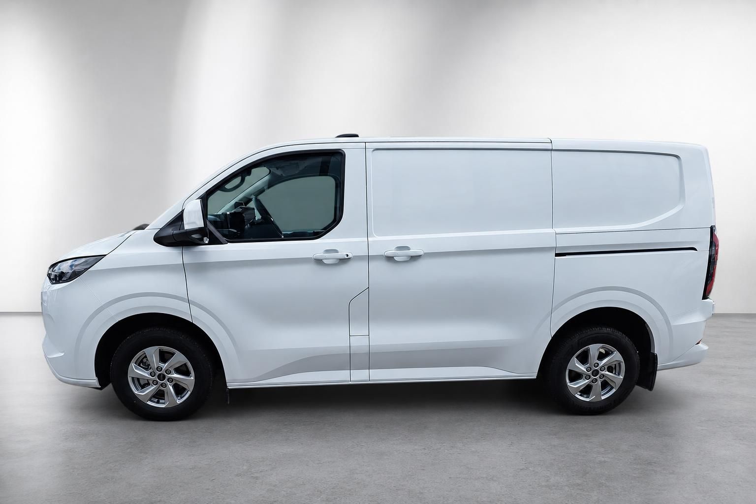 Ford Transit Custom weiß Seitenansicht Kastenwagen im Studio