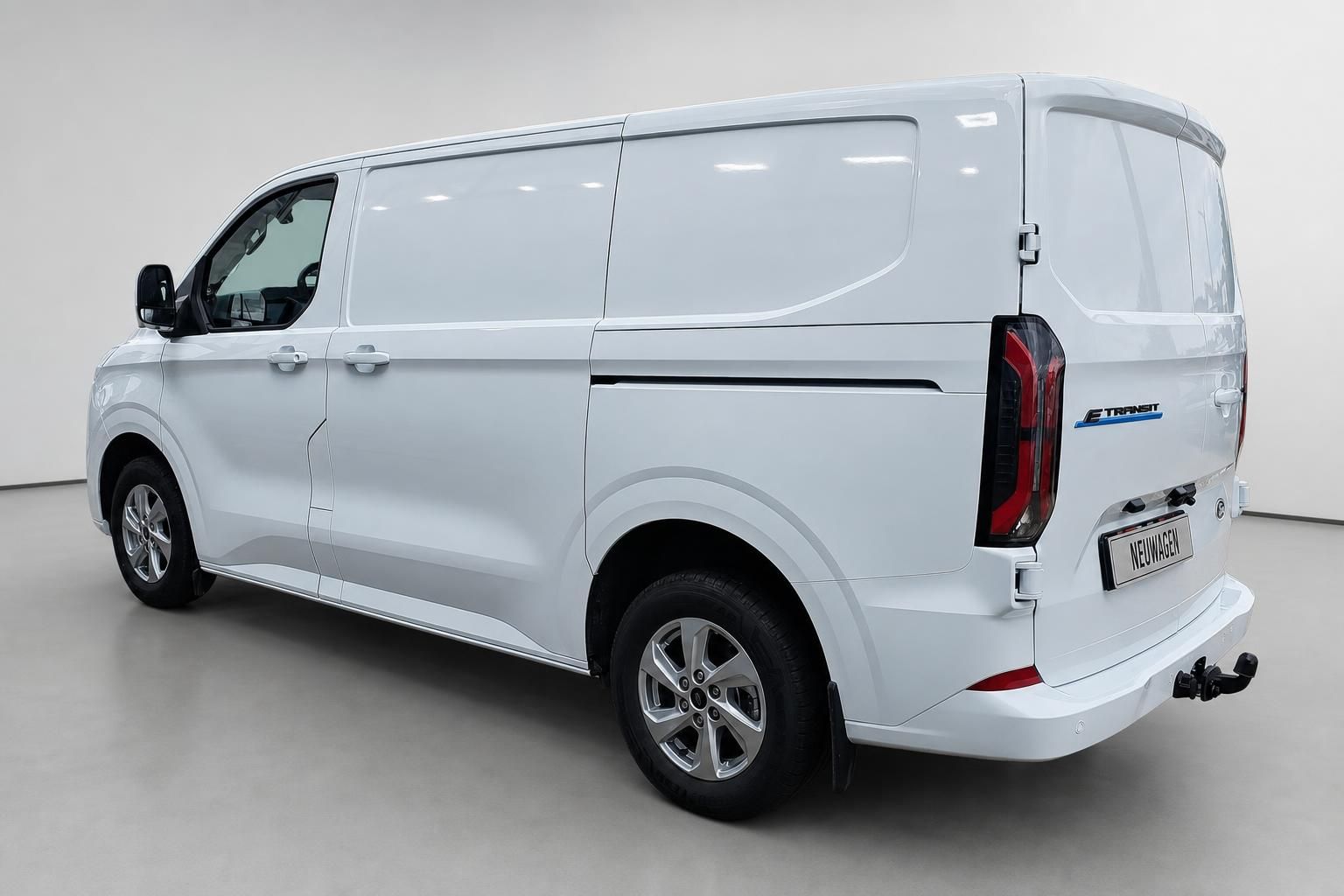 Ford E-Transit Custom weiß Heckansicht mit Anhängerkupplung