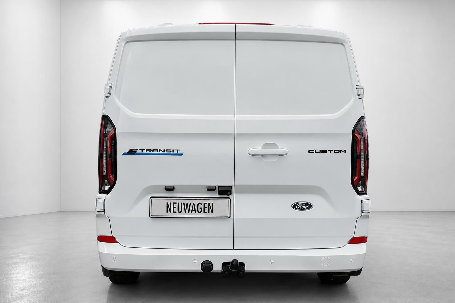 Ford E-Transit Custom weiß, Heckansicht mit Anhängerkupplung