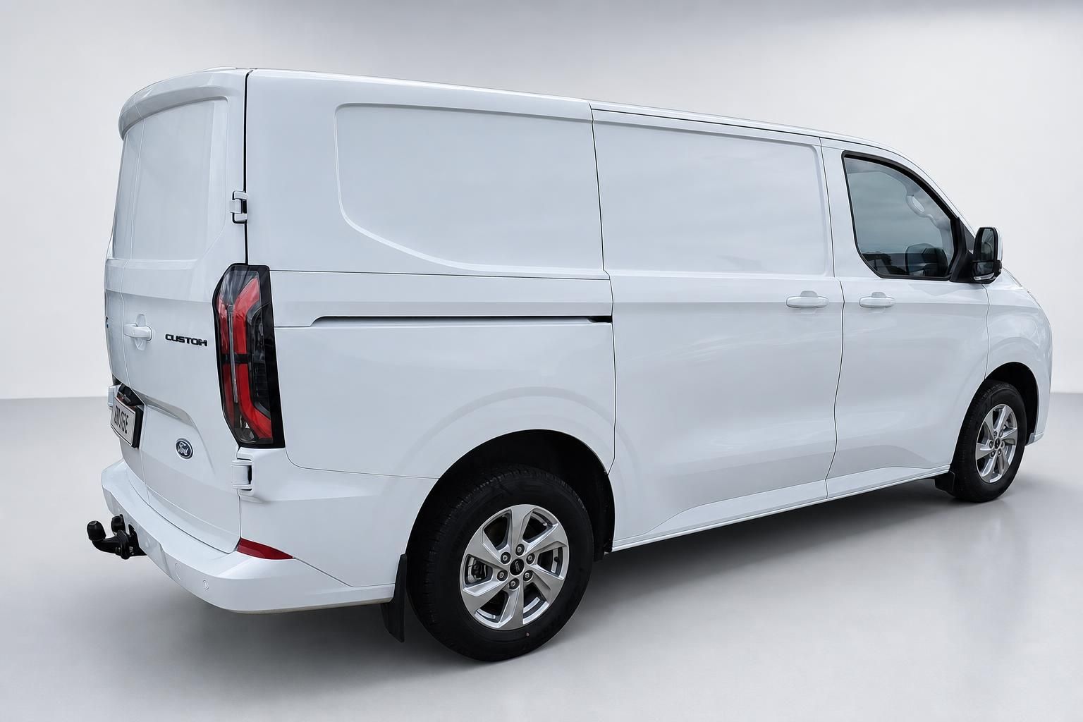 Ford Transit Custom weiß, Heckansicht seitlich im Studio