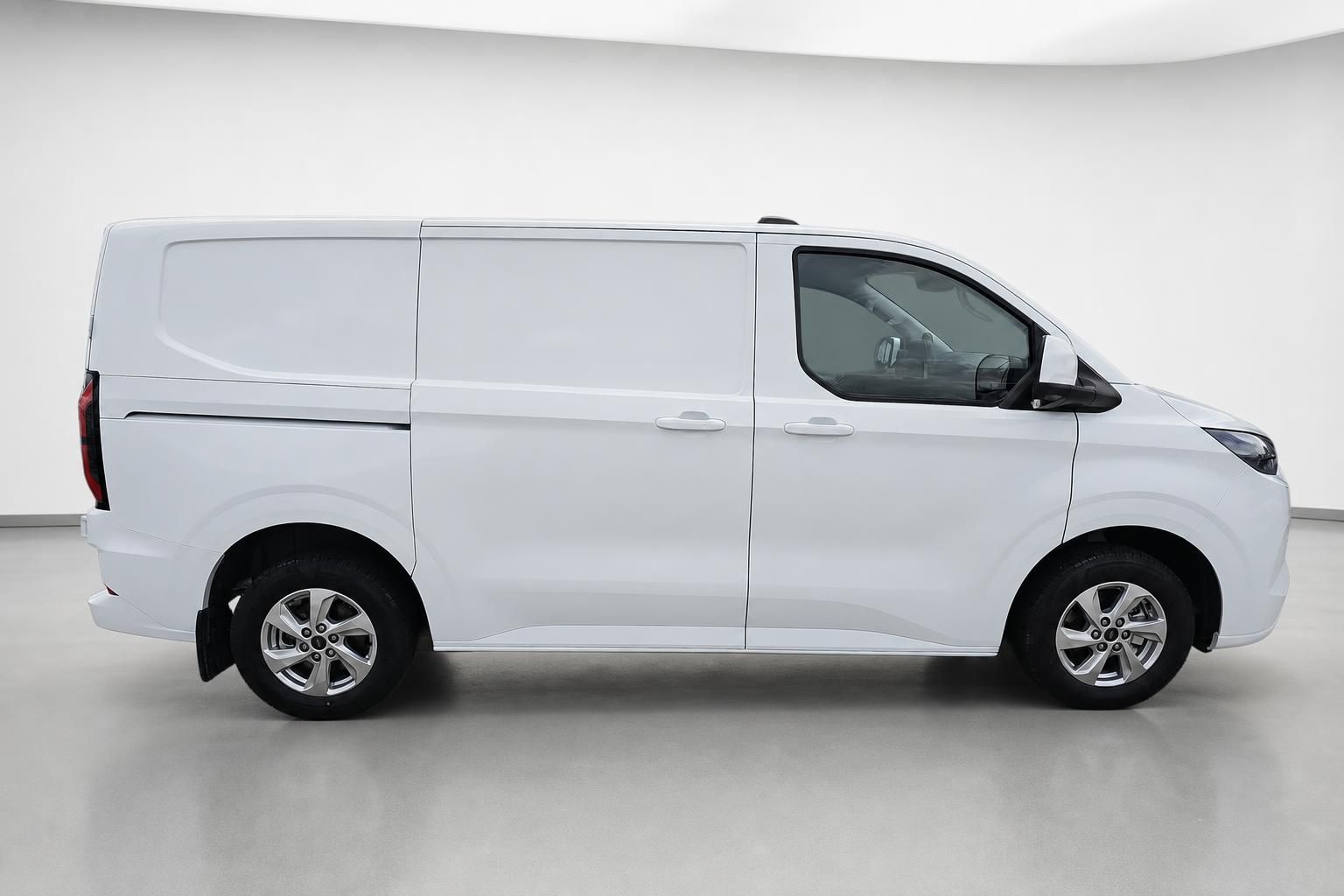 Ford Transit Custom weiß, Seitenansicht im Fotostudio