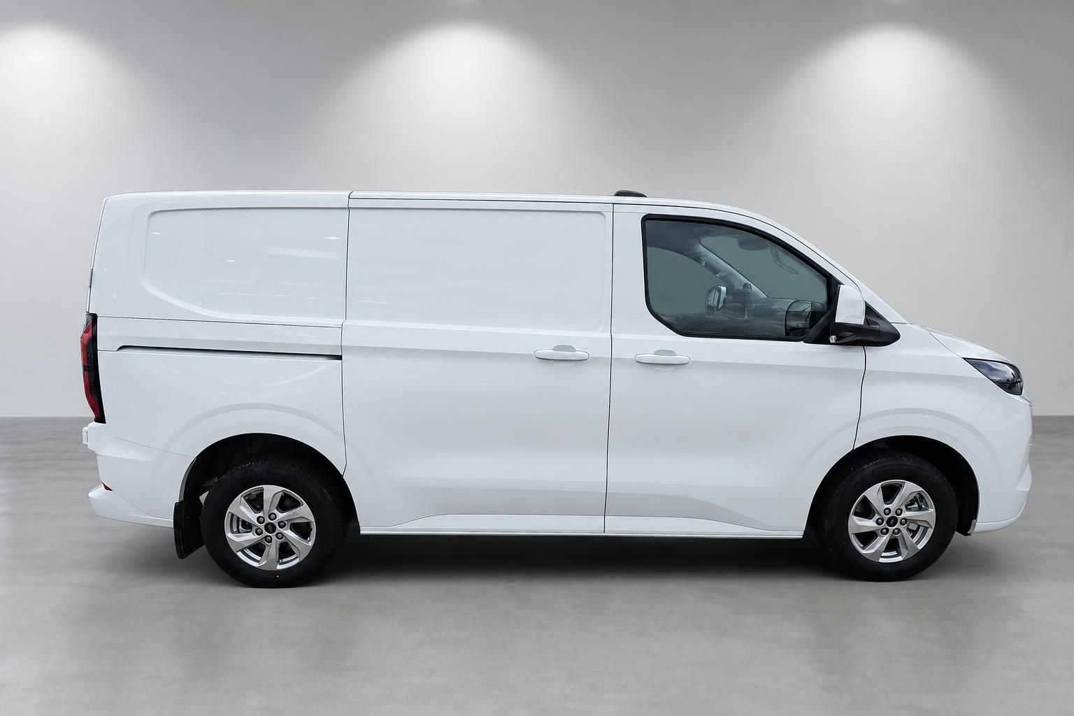 Ford Transit Custom weiß, Seitenansicht Kastenwagen im Studio