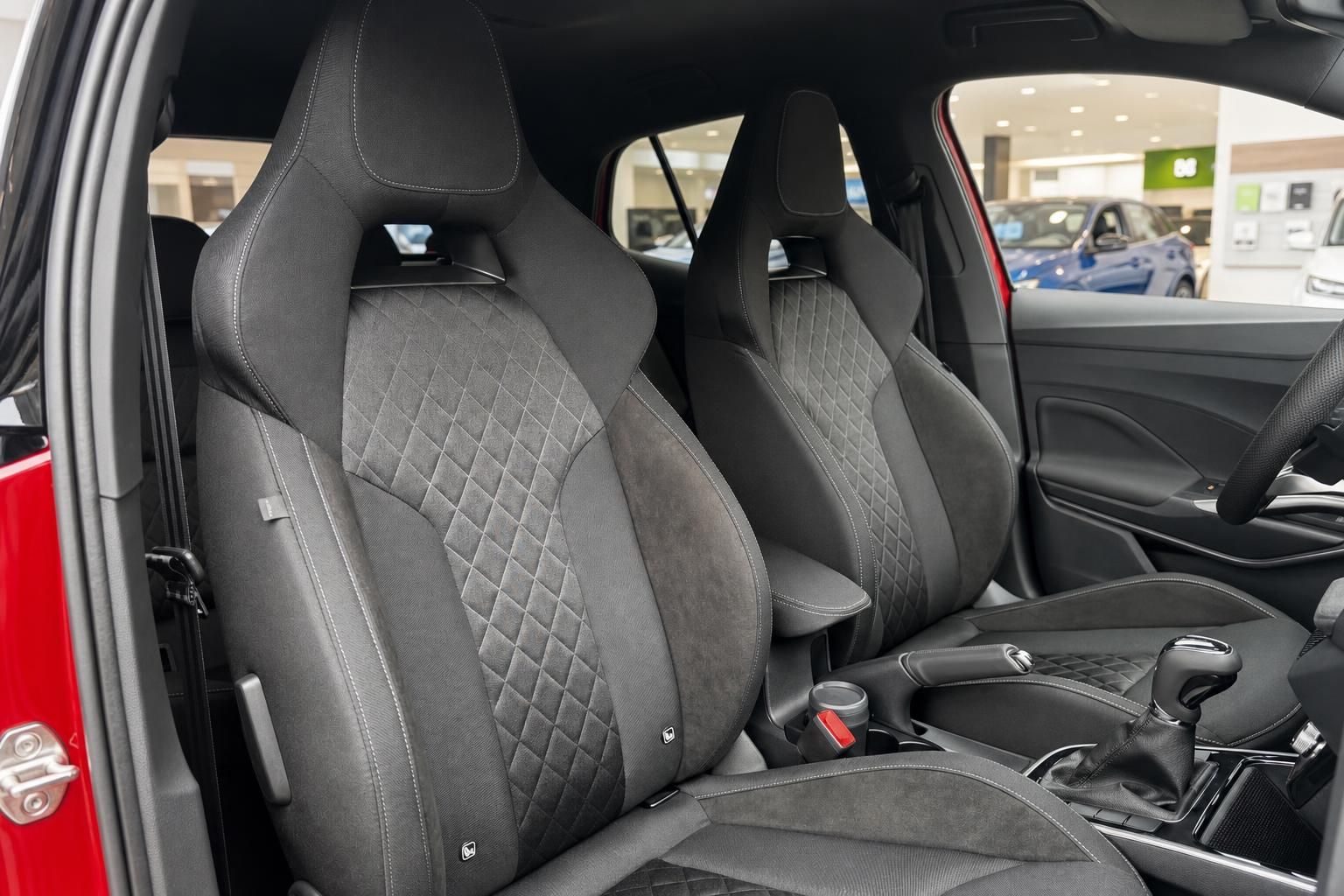 Skoda Fabia Innenraum vorne - schwarze Sitze mit Rautenmuster und Alcantara-Ausstattung