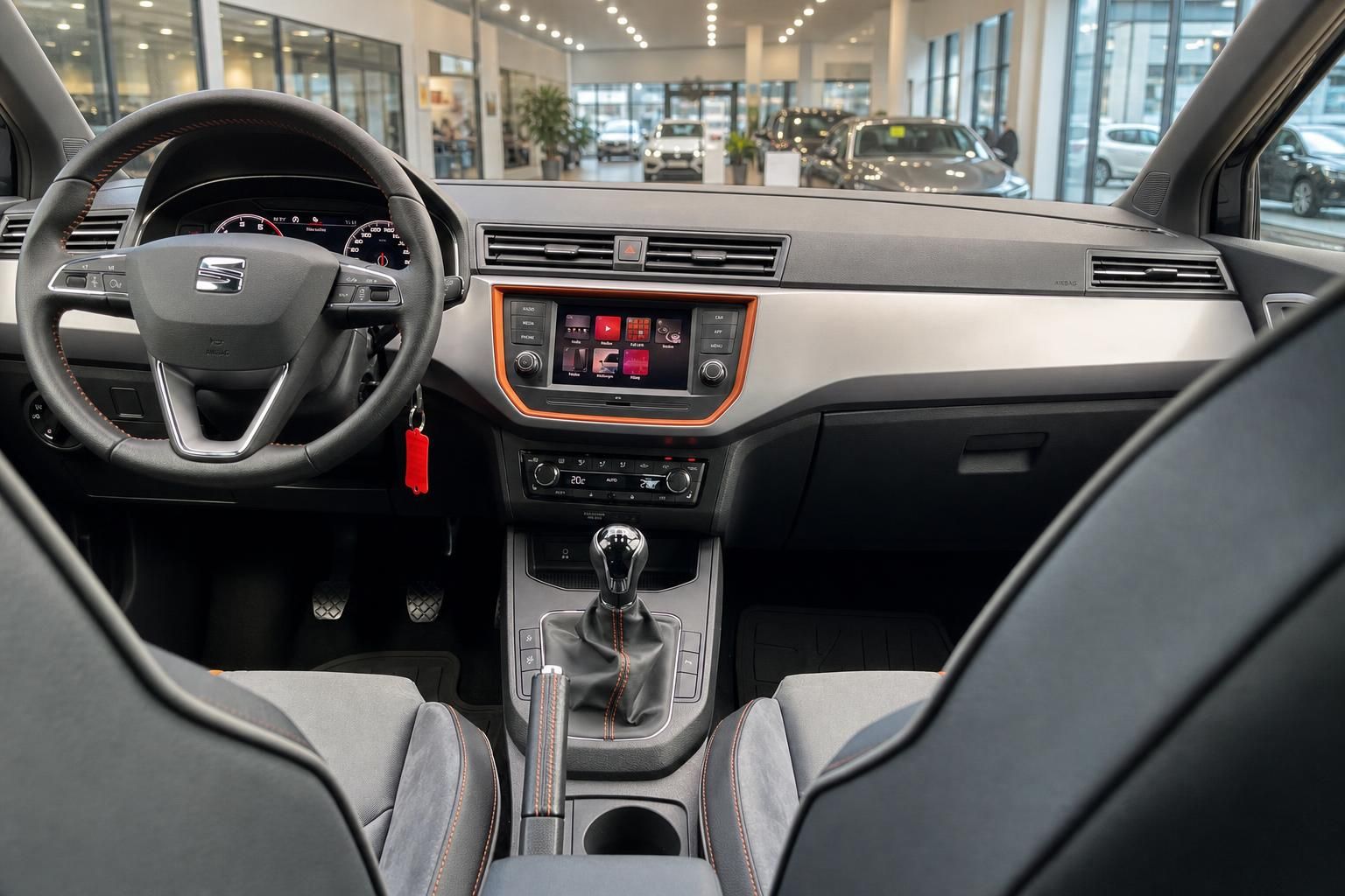 SEAT Ibiza Cockpit mit Touchscreen und Schaltgetriebe im Detail