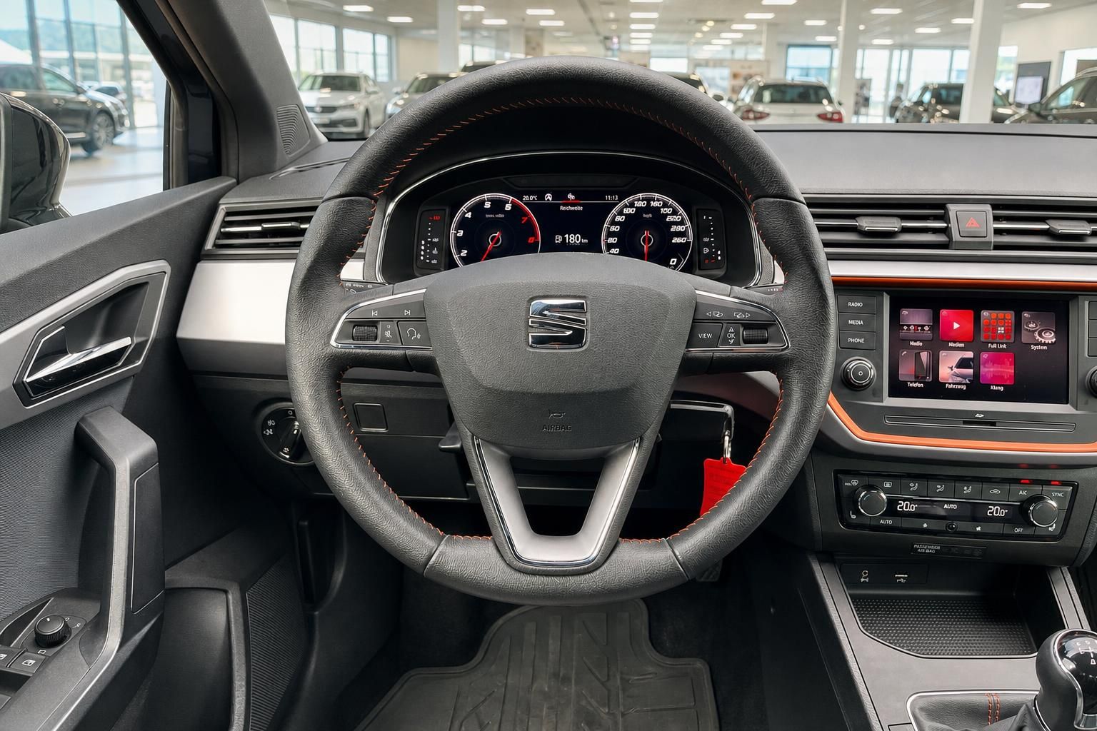 SEAT Cockpit mit Lenkrad und digitalem Tacho im Innenraum