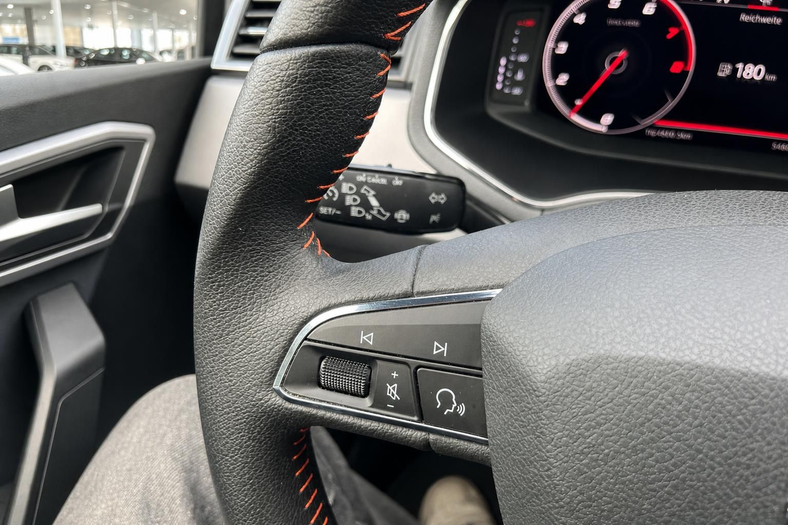 Lenkradbedienelemente mit Tempomat und Multifunktionstasten im Detail
