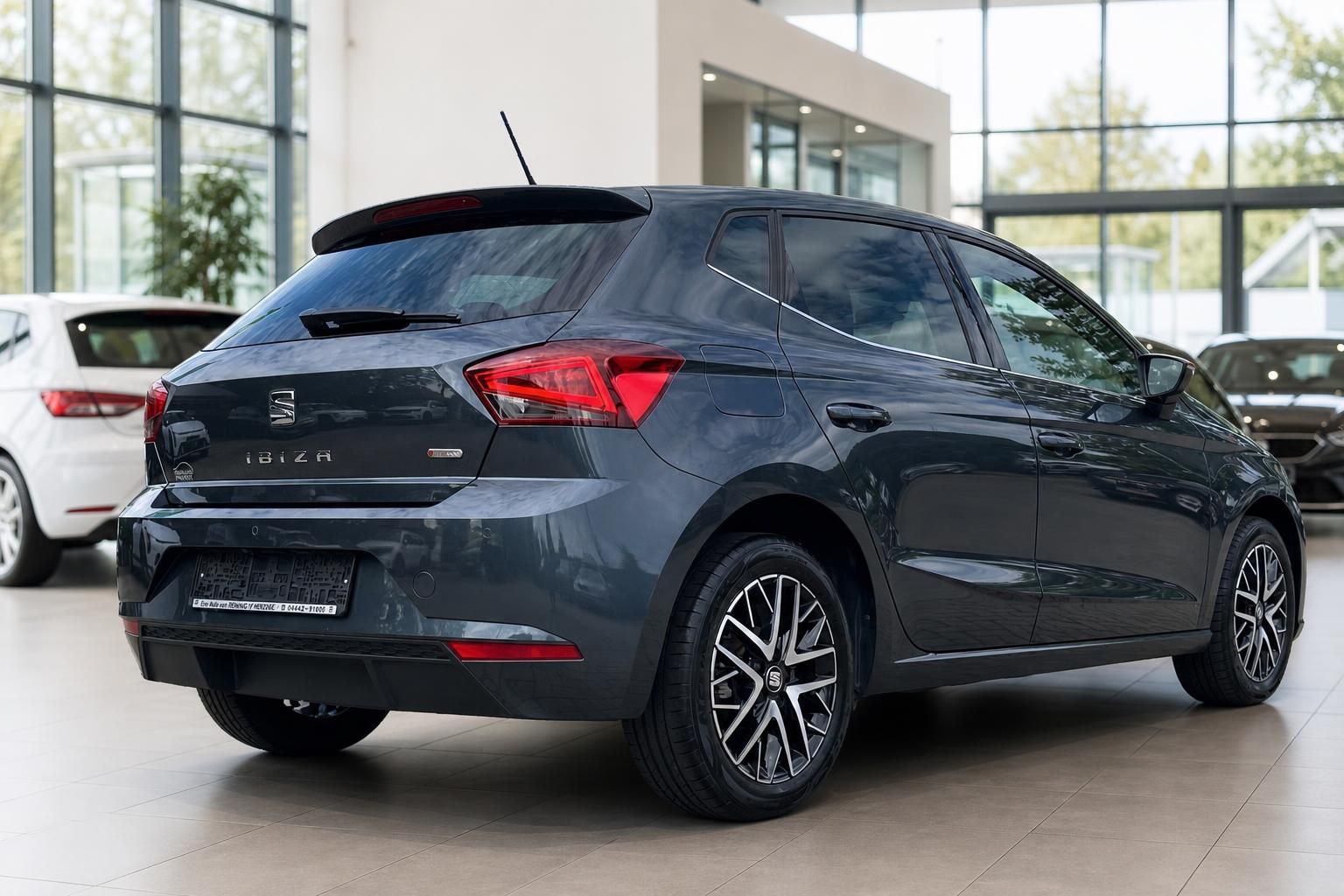 SEAT Ibiza dunkelgrau Heckansicht seitlich im Showroom
