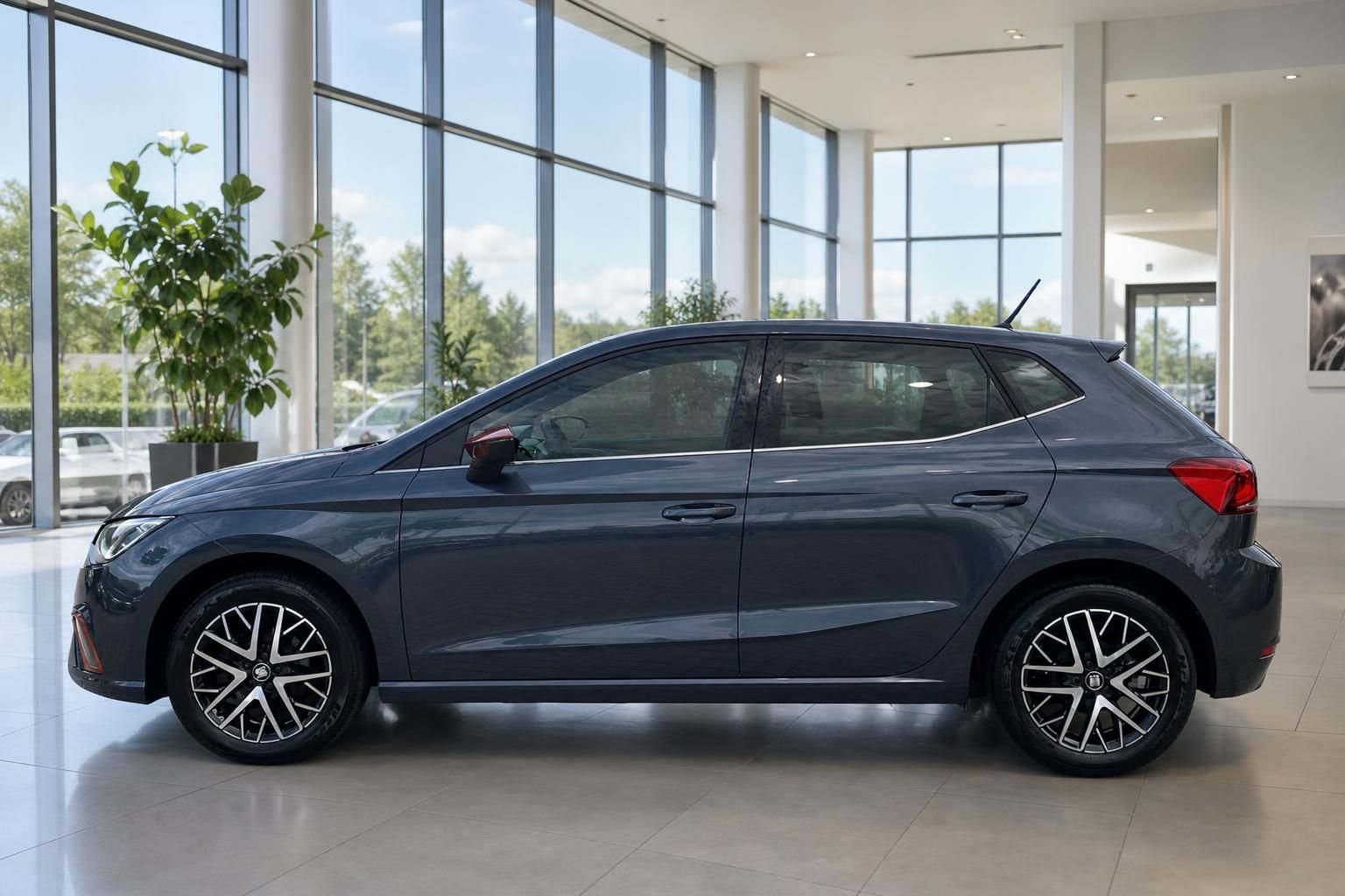 SEAT Ibiza dunkelgrau Seitenansicht im Autohaus Showroom