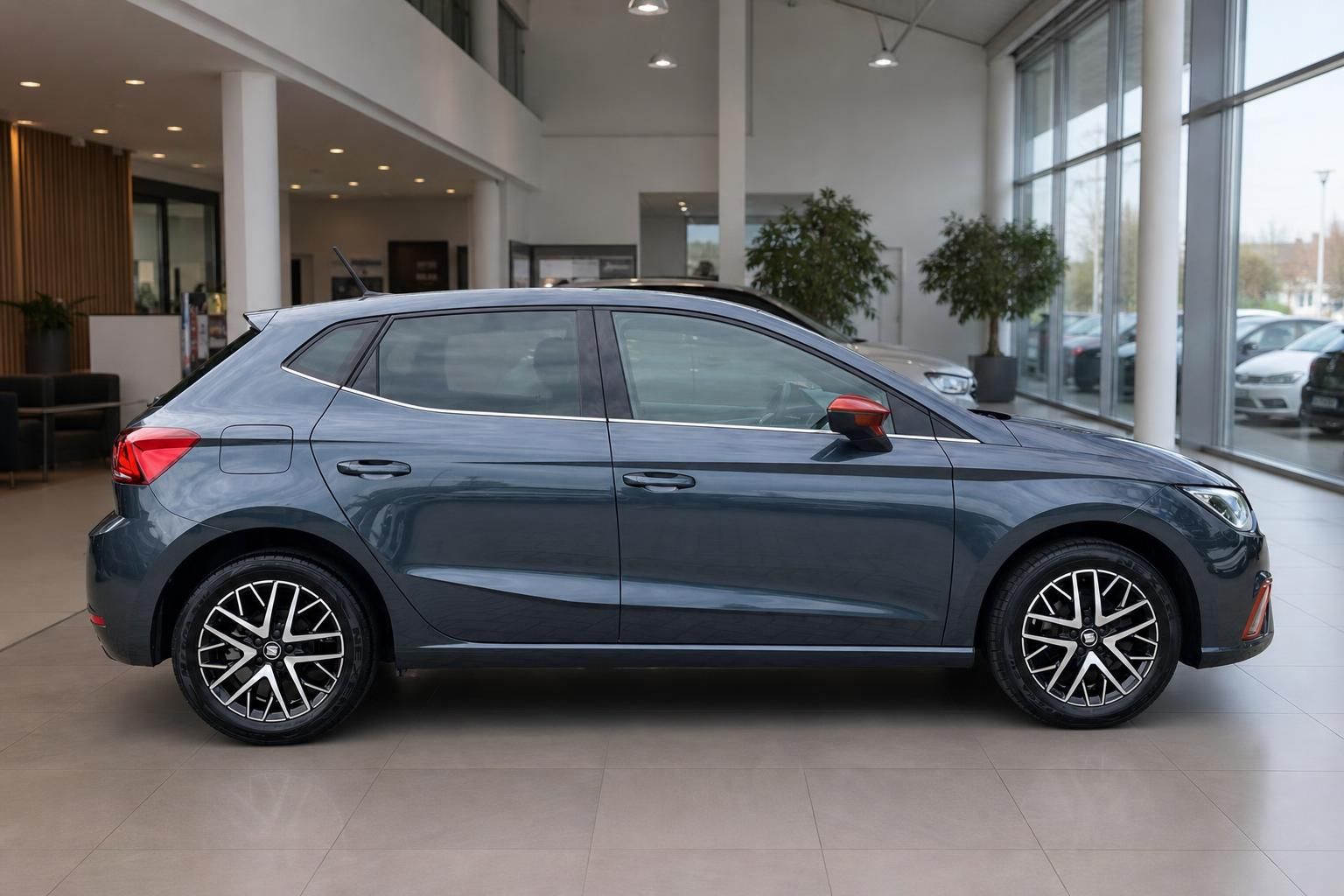 SEAT Ibiza grau Seitenansicht mit Alufelgen im Showroom