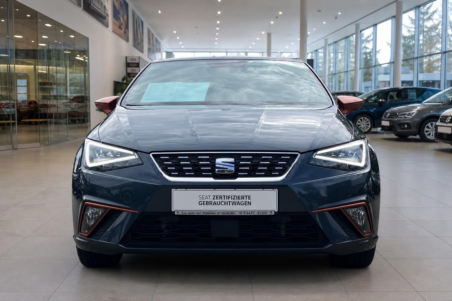 SEAT Ibiza dunkelgrau Frontansicht im Autohaus Showroom