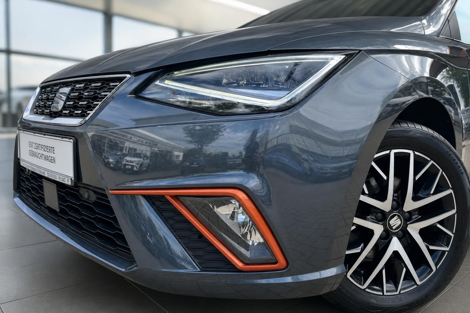 SEAT Ibiza Frontdetail mit LED-Scheinwerfer und orangem Zierelement
