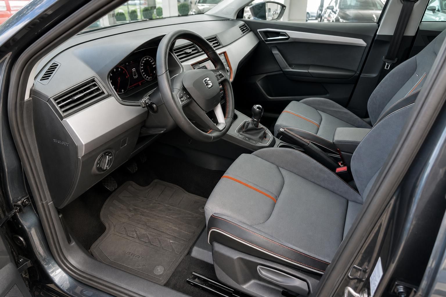 Vorderer Innenraum des SEAT Ibiza mit Sportsitzen und Lederlenkrad