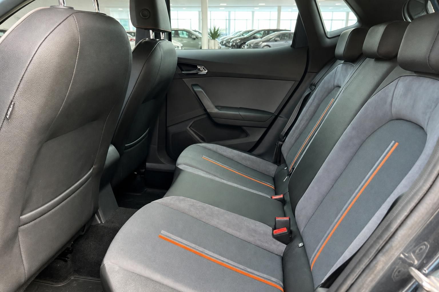 Rücksitze mit Alcantara-Bezug und orangen Zierstreifen im SEAT Ibiza