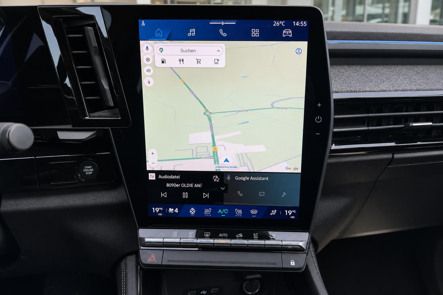 Fahrzeug Infotainment-Touchscreen mit Google Maps Navigation und Klimabedienfeld
