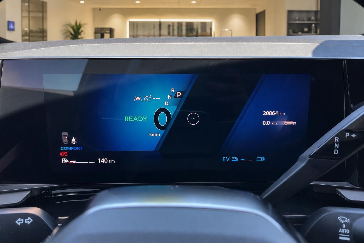 Digitales Kombiinstrument eines SUV mit Tachoanzeige, EV-Modus und Fahrerassistenzsystemen