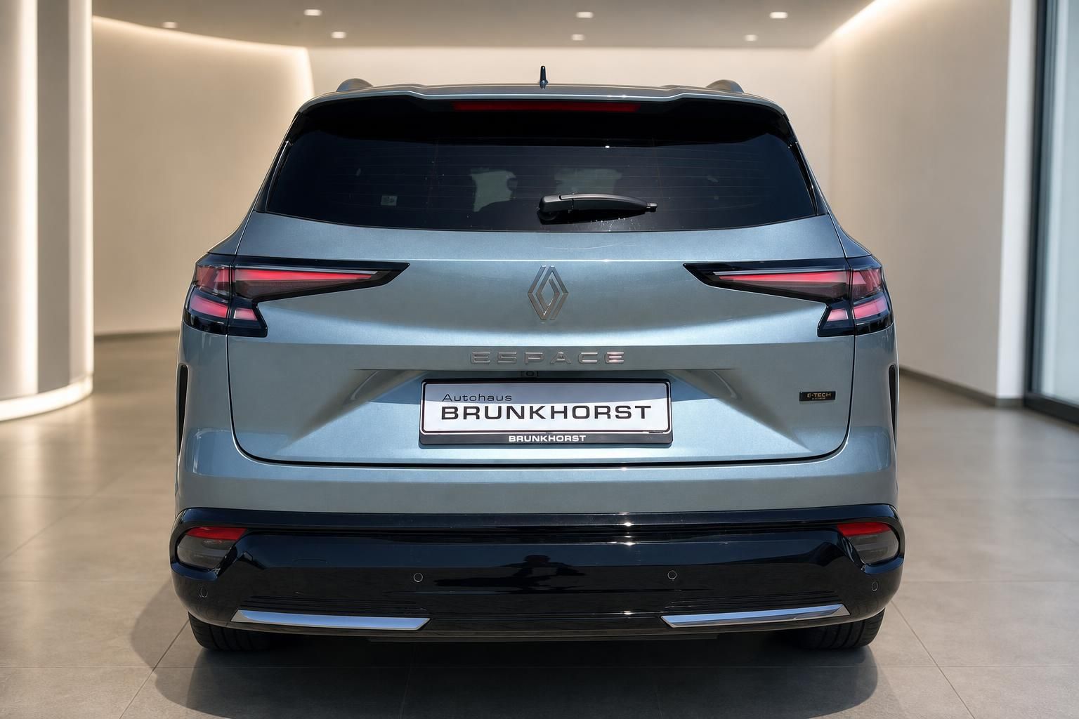 Renault Espace E-Tech Hybrid hellblau Heckansicht im Autohaus Brunkhorst