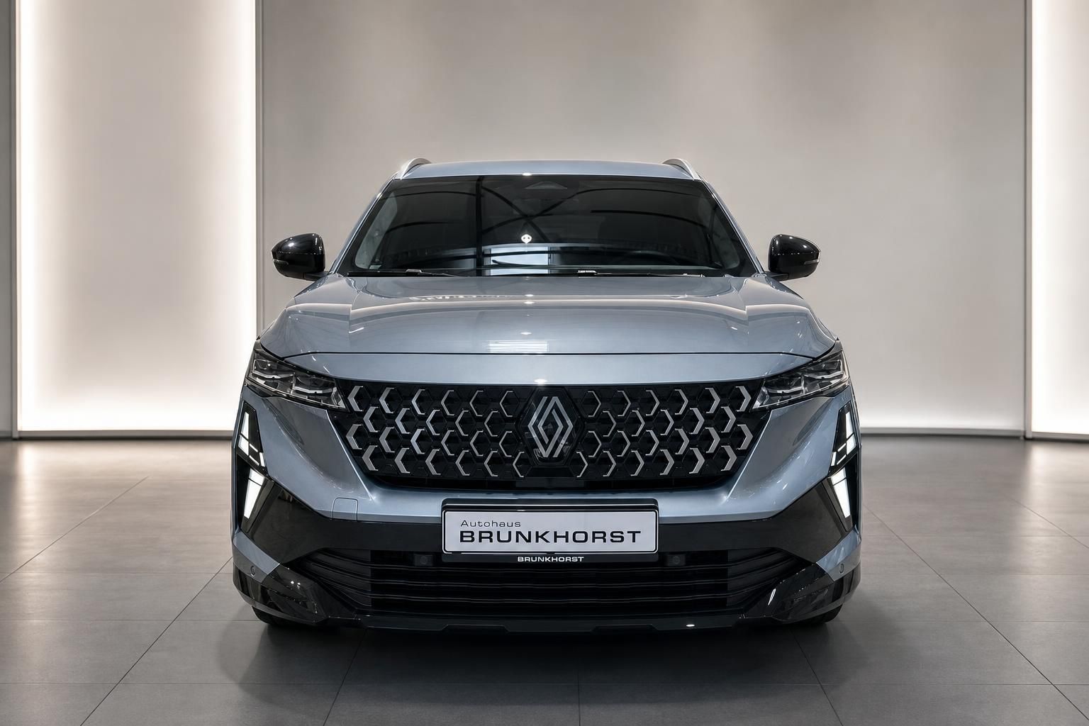 Renault Espace silber Frontansicht gerade im Showroom – Autohaus Brunkhorst