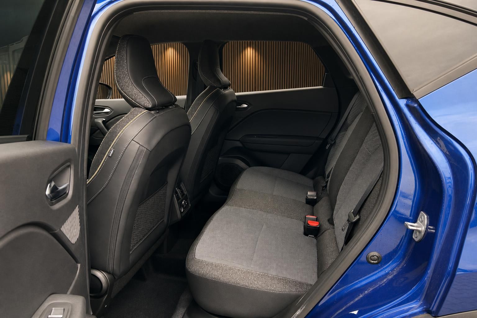 Renault Rücksitze mit grauen Stoffpolstern und Mittelarmlehne im Fahrzeuginnenraum