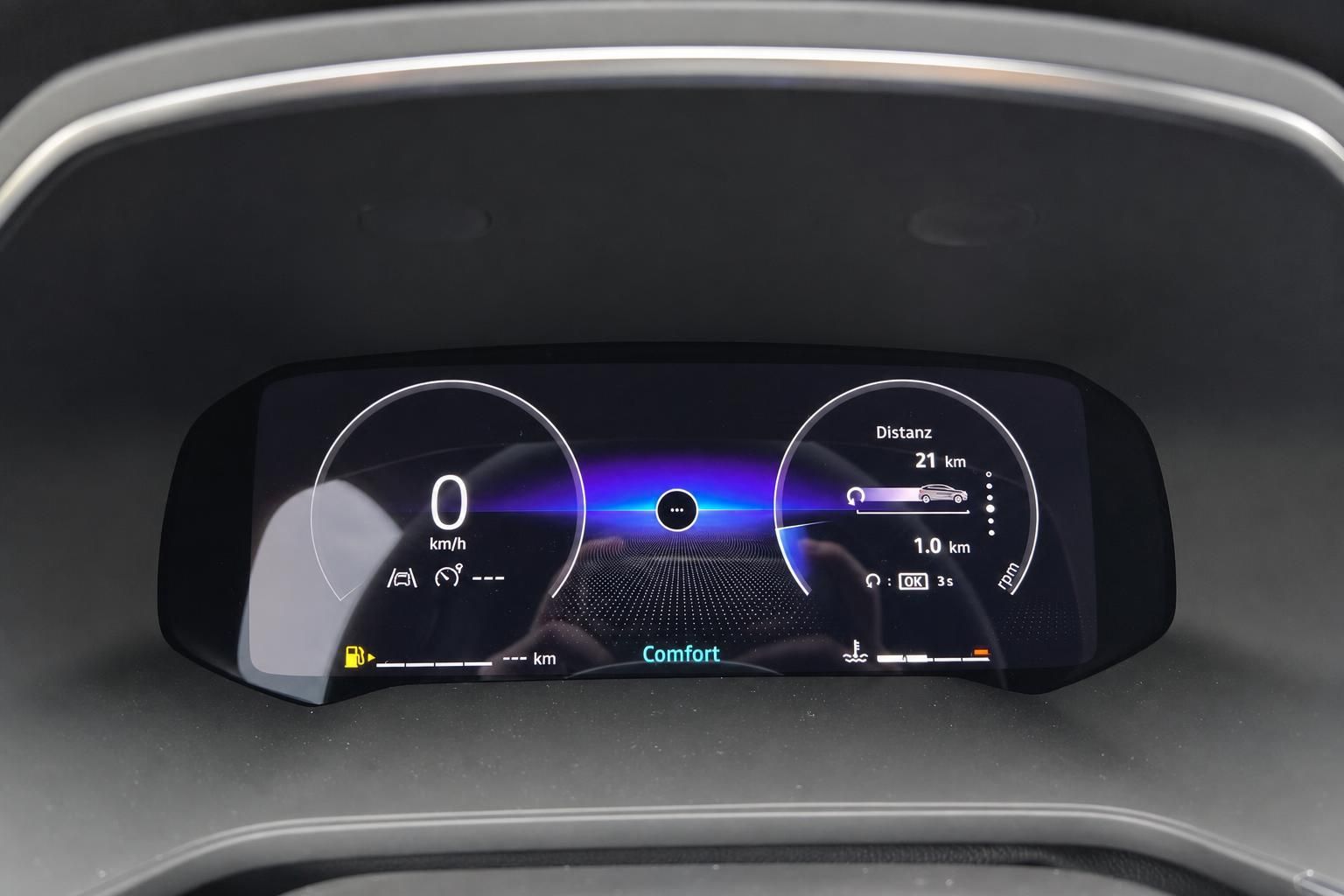 Digitales Kombiinstrument mit Tachometer und Fahrzeug-Display im modernen Auto-Cockpit