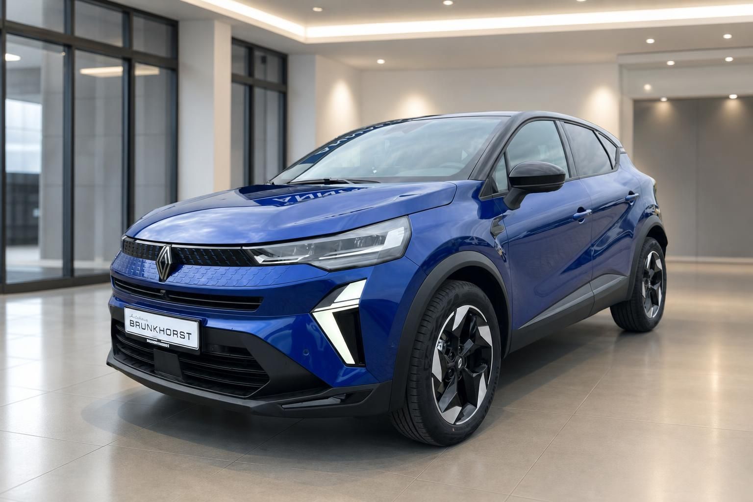Renault Captur SUV in königsblau Seitenansicht im modernen Autohaus Showroom