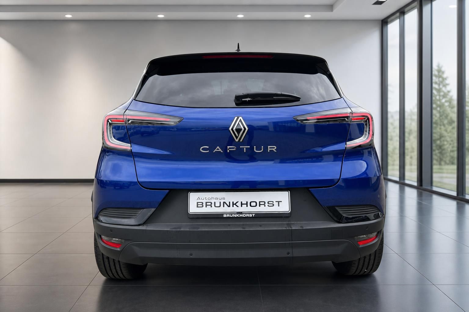 Renault Captur Heckansicht in blau mit LED-Rückleuchten im Autohaus Brunkhorst Showroom