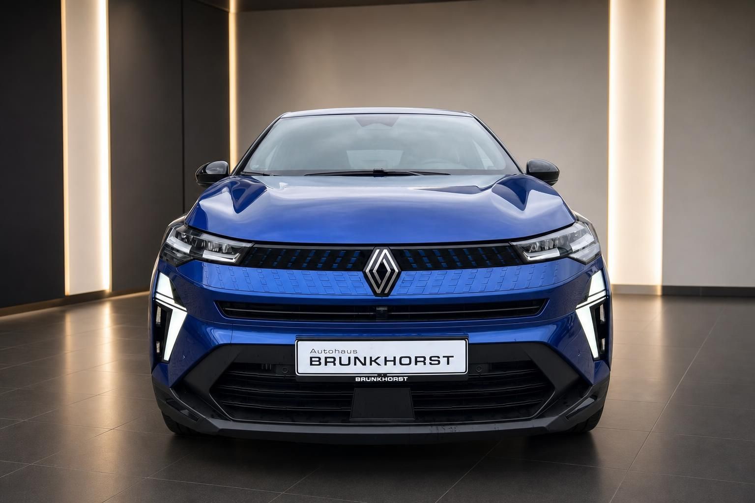 Renault Captur Frontansicht in blau mit LED-Scheinwerfern im Autohaus Brunkhorst