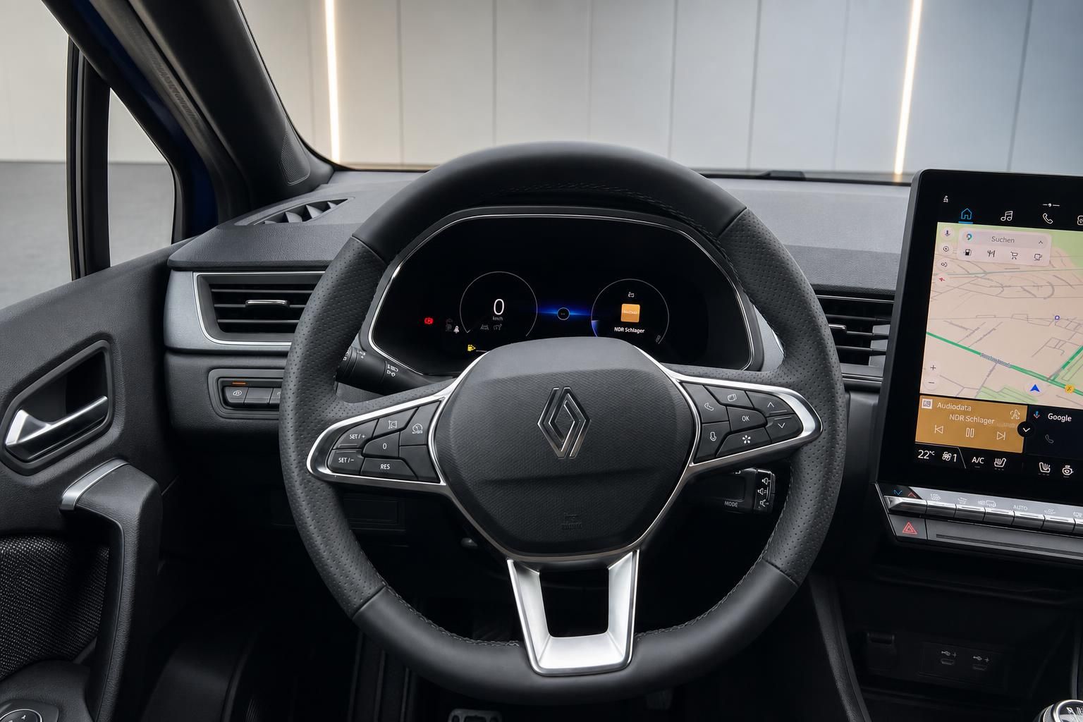 Renault Cockpit mit Lenkrad und Touchscreen-Display zeigt Navigationssystem und Fahrerinstrumente