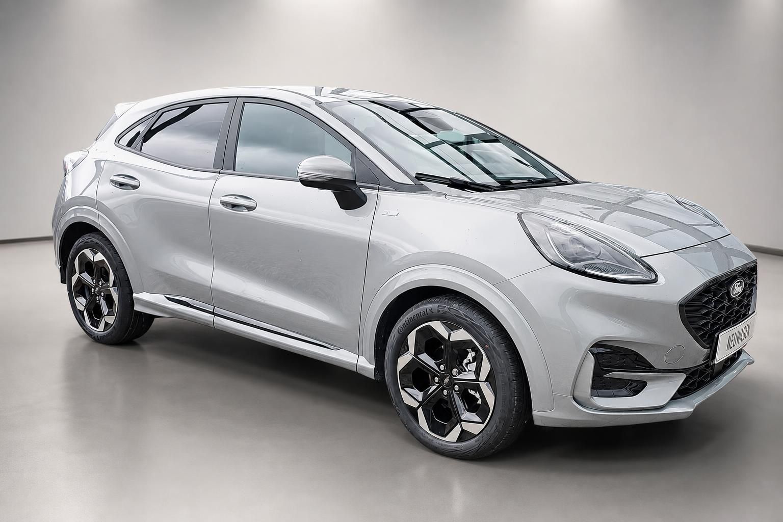Ford Puma silber, Frontansicht schräg mit markantem Kühlergrill