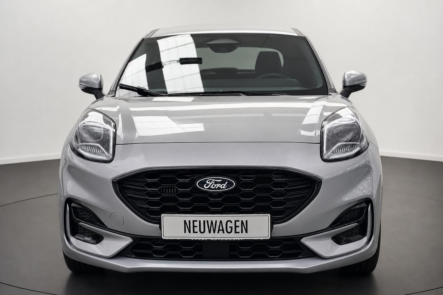 Ford Neuwagen in Silber, Frontansicht mit Kühlergrill und Scheinwerfern