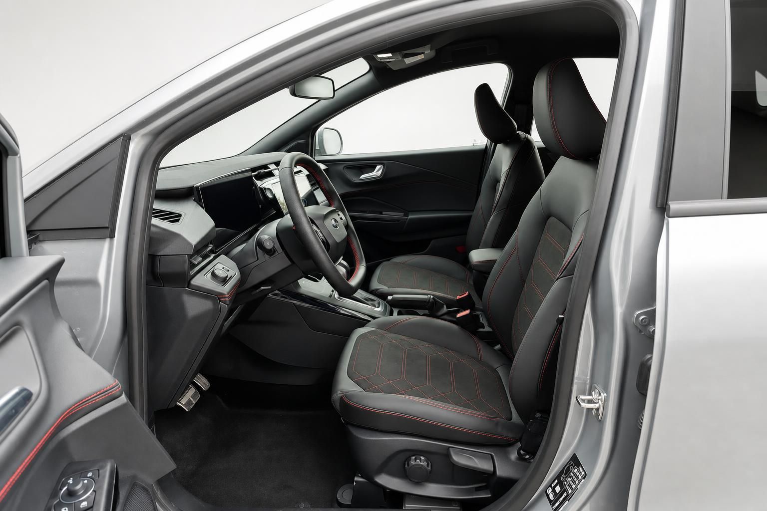 Ford Fahrerraum mit Ledersitzen und Blick auf Cockpit und Lenkrad
