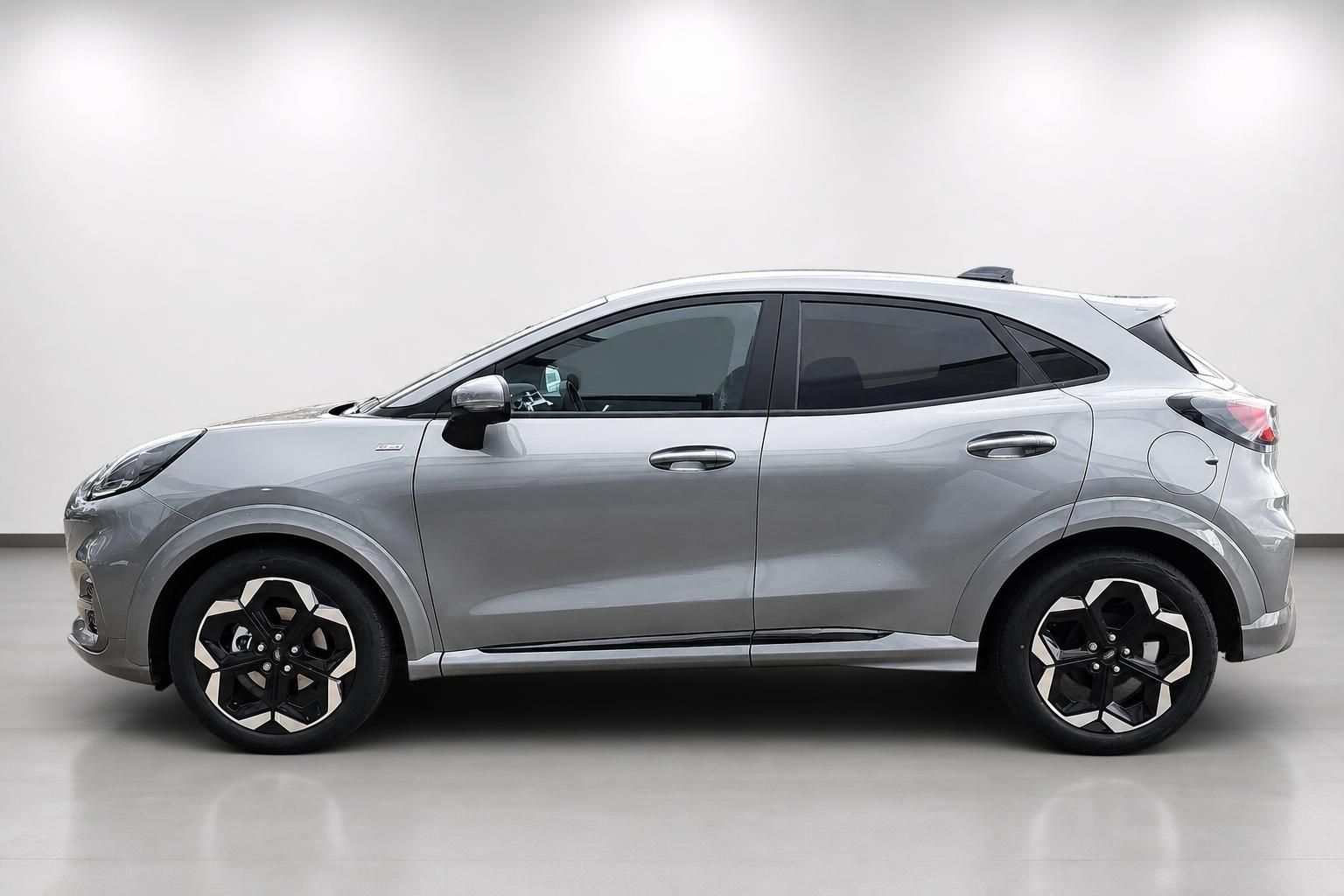 Ford Puma silber SUV Seitenansicht im Studio