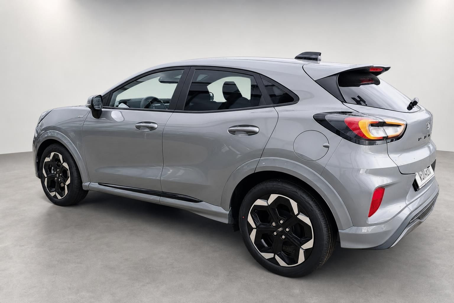 Ford Puma silber, Heckansicht schräg mit LED-Rückleuchten