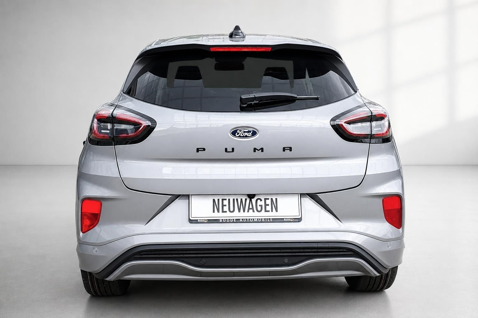 Ford Puma silber, direkte Heckansicht mit Ford Puma Schriftzug