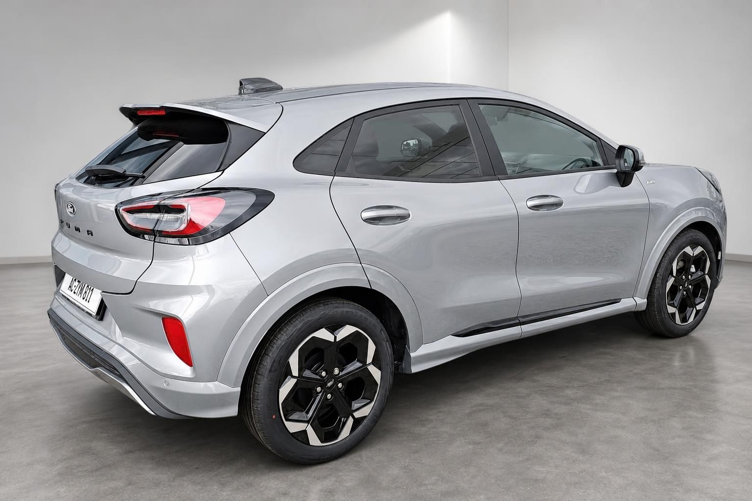 Ford Puma silber, Heckansicht schräg von hinten links