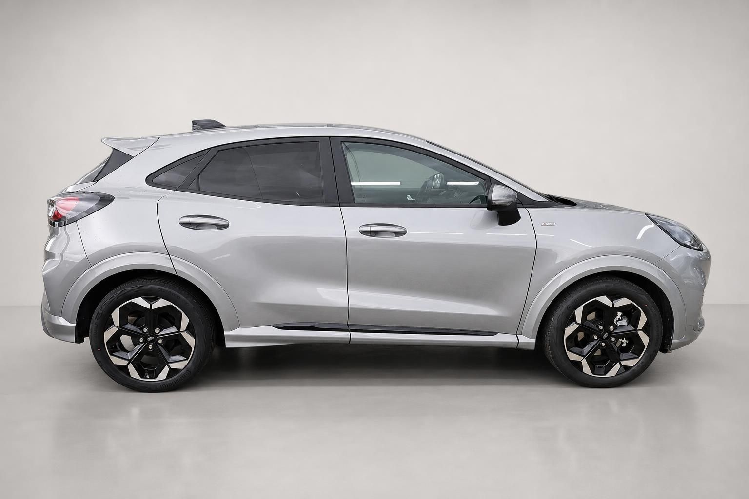 Ford Puma in Silber, Seitenansicht mit sportlichen Alufelgen