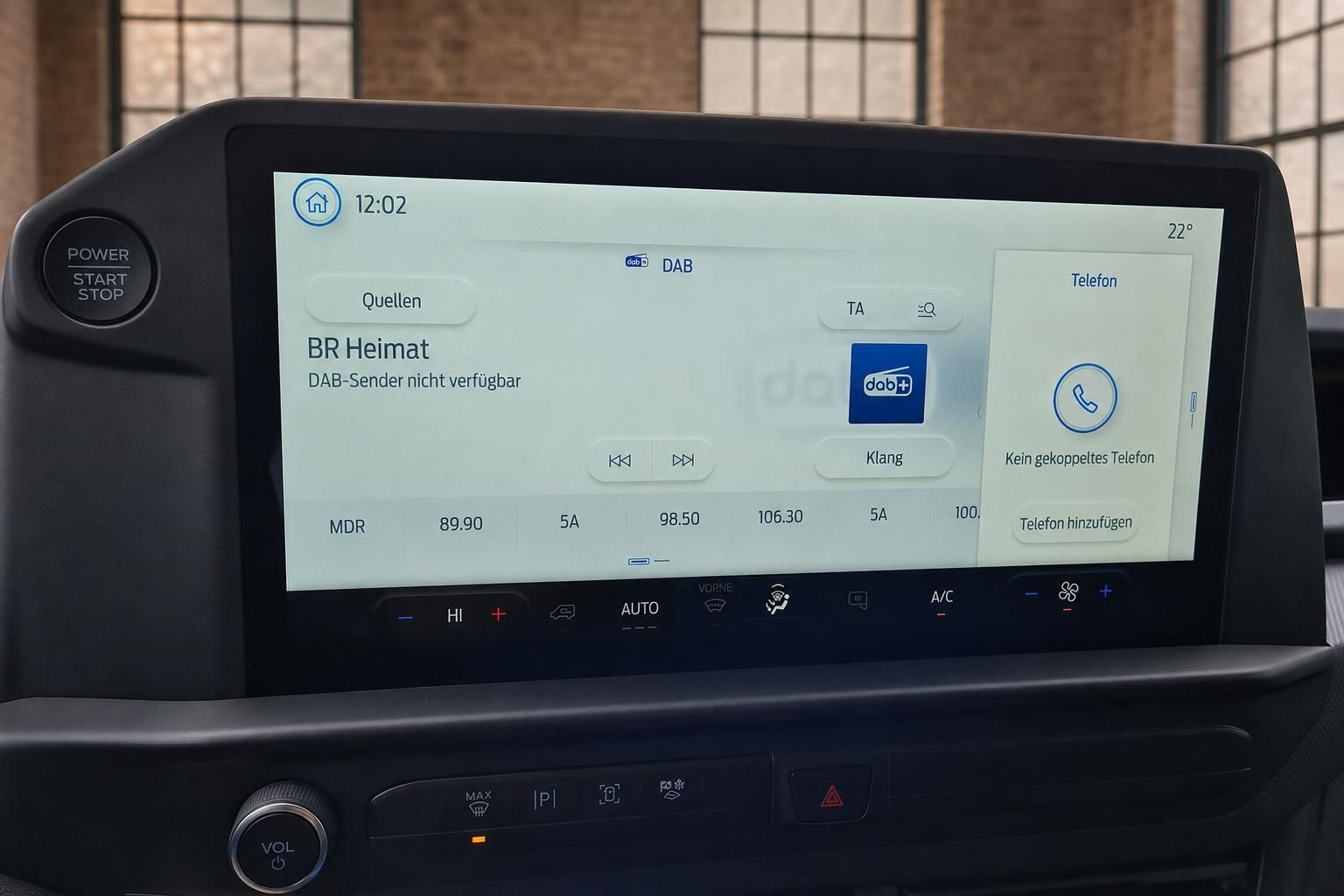 Infotainment-Touchscreen mit DAB-Radio und Telefonmenü im Fahrzeugcockpit